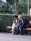 Hakkeri Aleksanteri Julius Kivimäki Helsingissä tumman kaunottaren seurassa.