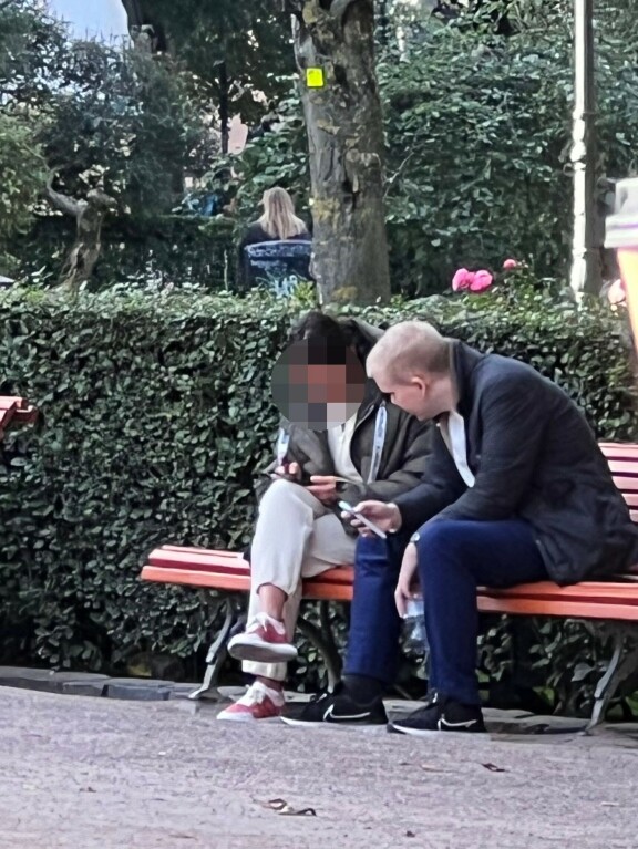 Aleksanteri Kivimäki ja 'huomattavan hyvännäköinen' kaunotar ikuistettiin Esplanadin puistossa. Hakkeri Aleksanteri Julius Kivimäki Helsingissä tumman kaunottaren seurassa.