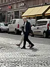 Hakkeri Aleksanteri Julius Kivimäki Helsingissä tumman kaunottaren seurassa.