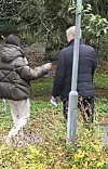 Hakkeri Aleksanteri Julius Kivimäki Helsingissä tumman kaunottaren seurassa.
