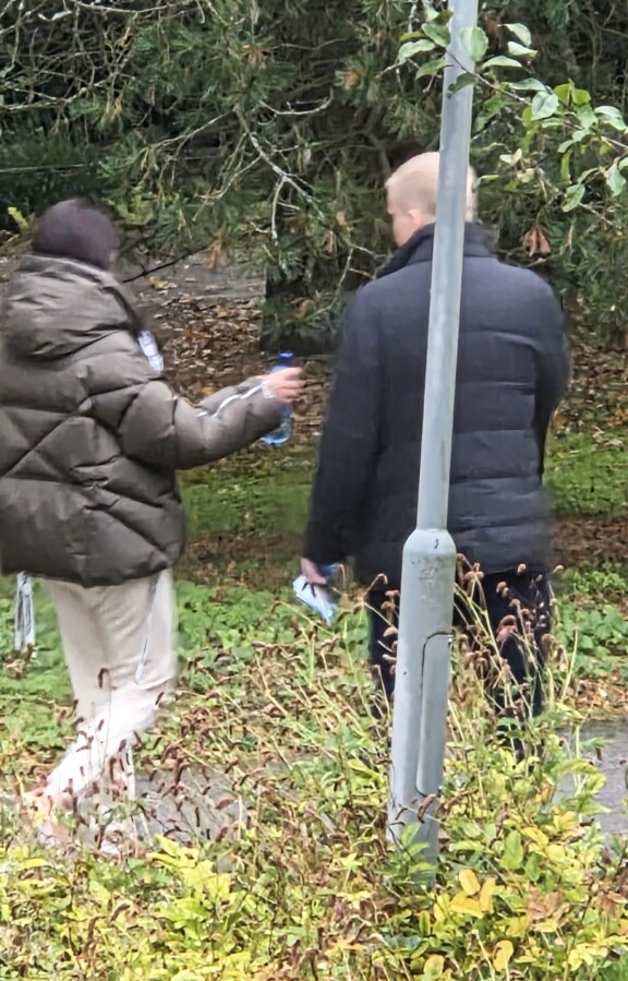 Englantia puhunut mysteerikaunotar ja Aleksanteri Kivimäki kuvattuna Korkeasaaressa. Hakkeri Aleksanteri Julius Kivimäki Helsingissä tumman kaunottaren seurassa.