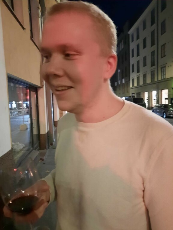 Hakkeri viinitteli huippuravintola Murun edustalla.