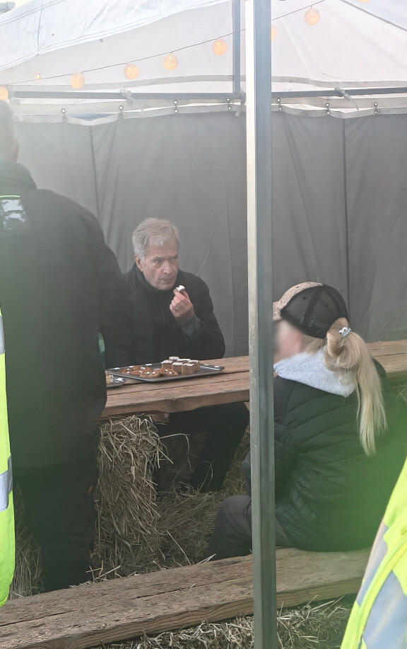 Aaro-poika istui Saulin vieressä herkuttelemassa (ei kuvassa). Silminnäkijän mukaan kaksikon nenän eteen aseteltiin muun muassa kurpitsapiirakkaa. Ympärillä vilisti turvamiehinä toimineita palomiehiä ja kiinnostuneita vierailijoita.