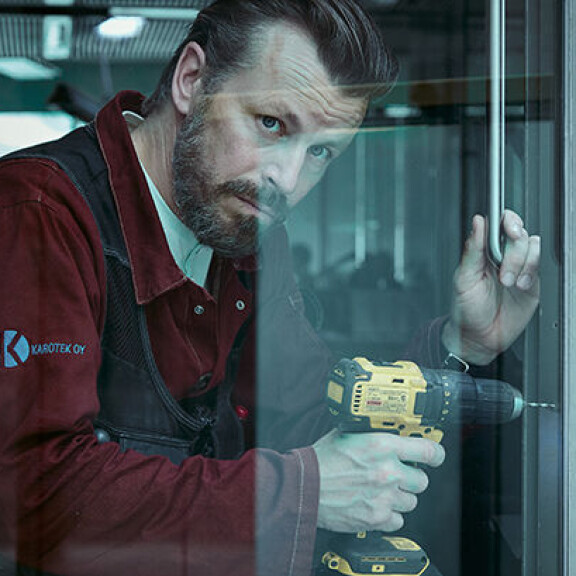 Peter Franzén tekee paluun Suomen televisioon panttivankidraama Helsinki-syndrooman pääosassa: ”Olimme kuin ihmislaboratorio pienessä tilassa” Helsinki-syndrooma