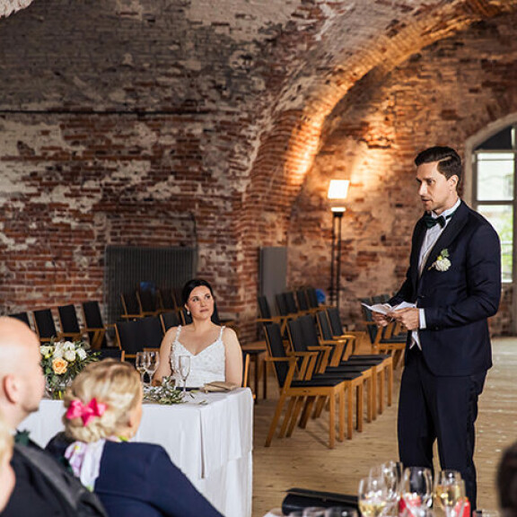 Otto pitää liikuttavan puheen häätilaisuudessa. Ensitreffit alttarilla 2022