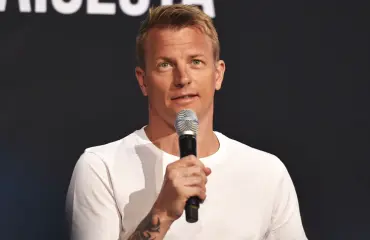 Kimi Räikkönen harvinaisessa yhteiskuvassa poikansa kanssa