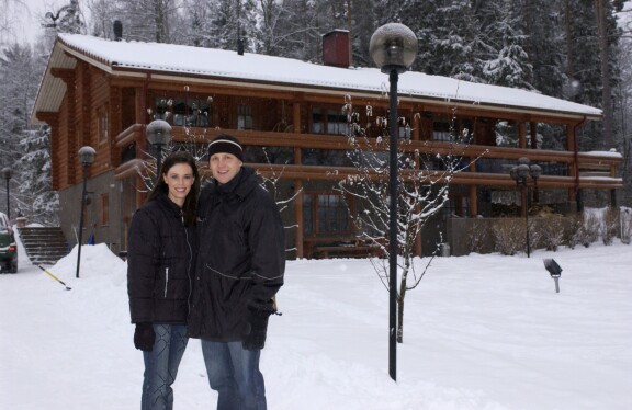 Vuonna 2004 oma talo oli ollut jo pitkään totta. Kotoa löytyi niin valtaisa palkintokaappi kuin hiljentymishuone.