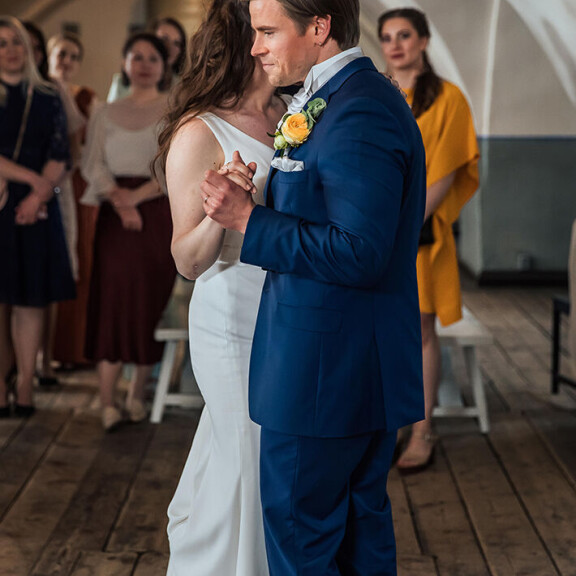 Salla ja Lauri tanssivat häätanssin. Ensitreffit alttarilla 2022