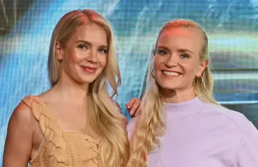 Lotta Hintsa julkaisi häistään intiimin kuvan - pääosassa Noora-sisko!