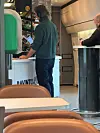 Lauri hoiti maksun kännykällä.