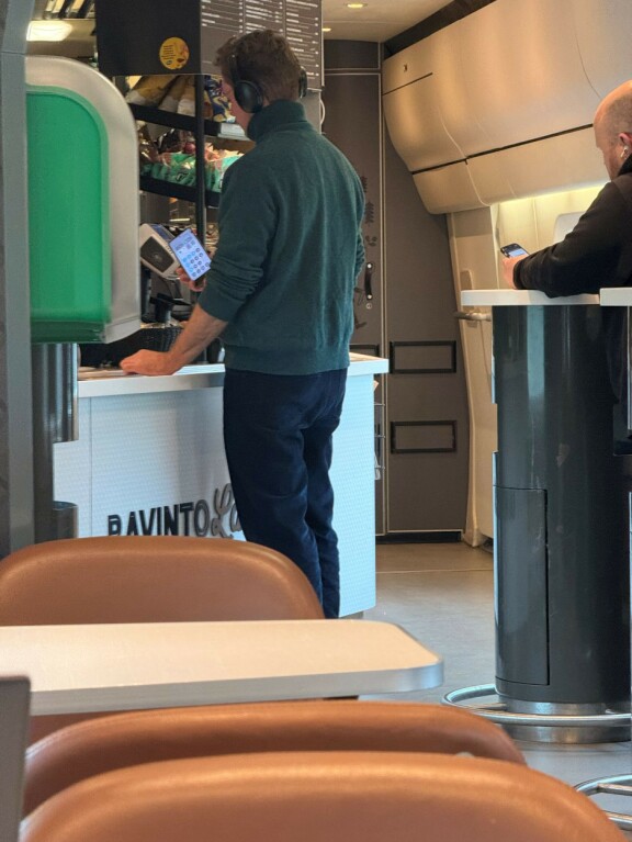 Lauri hoiti maksun kännykällä.