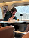 Pizza meni alas nopeasti, kalja hitaammin nautiskellen.