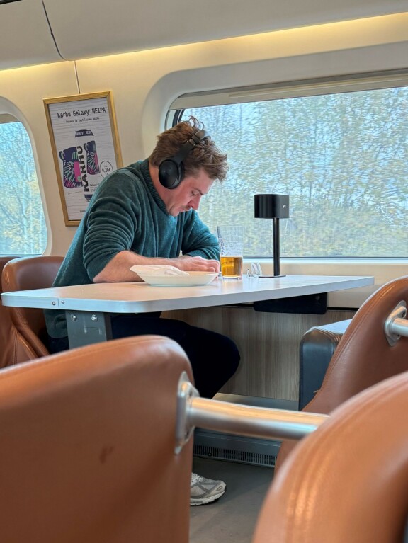 Lauri keskittyi antaumuksella puhelimeensa, josta pyöri ilmeisesti jokin sarja.