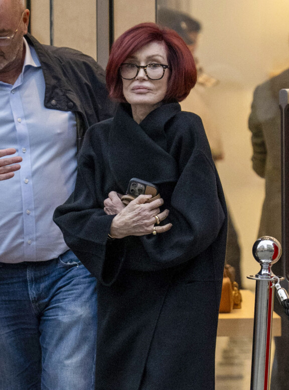 Ensimmäinen näköhavainto Sharonista sitten miehensä heinäkuisten hautajaisten tapahtui lokakuun 8. päivänä, kun Sharon kierteli kauppoja Lontoossa.