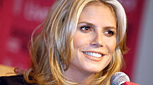 Heidi Klum julkaisi intiimin videon rinnoistaan