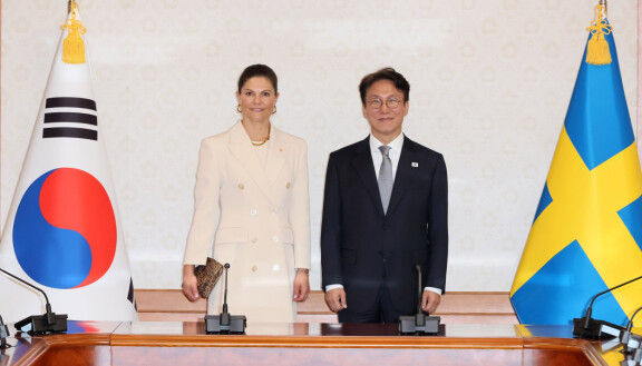 Victoria on jo jatkanut edustusmatkaansa Etelä-Koreen. Tässä hän poseeraa pääministeri Kim Min-seokin kanssa.