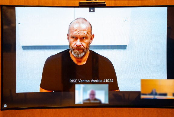 Törkeästä huumausainerikoksesta epäilty Jere Karalahti edusti vakavana oikeudessa. Jere Karalahti kuvattuna Helsingin Käräjäoikeudessa vanigtsemisasian istunnossa.
