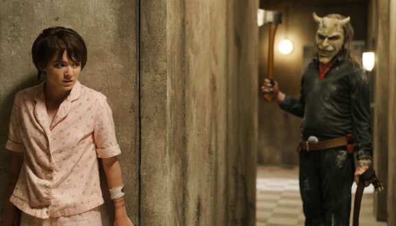 Madeleine McGraw ja Ethan Hawke elokuvassa Black Phone 2.