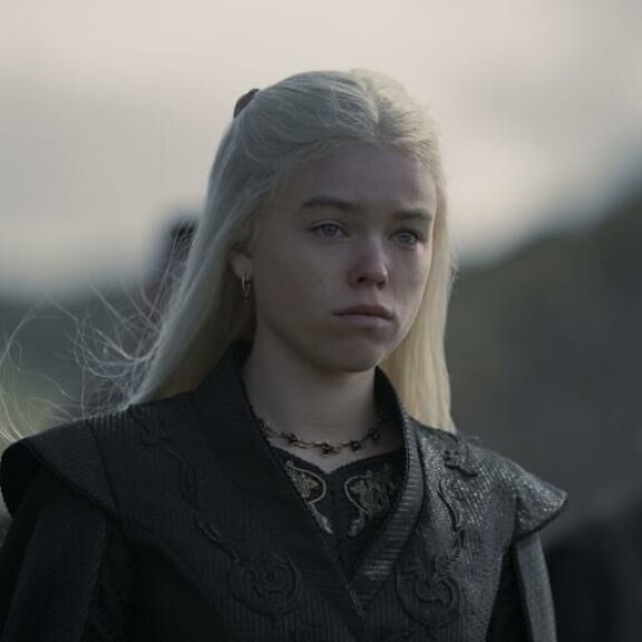 Lohikäärmeillä ratsastava Rhaenyra Targaryen nimitetään sarjan ensimmäisessä jaksossa kruununperilliseksi. 15-vuotias tuleva kuningatar painiskelee perheongelmien, menetyksen ja sukupuoliroolien kanssa. House of the Dragon