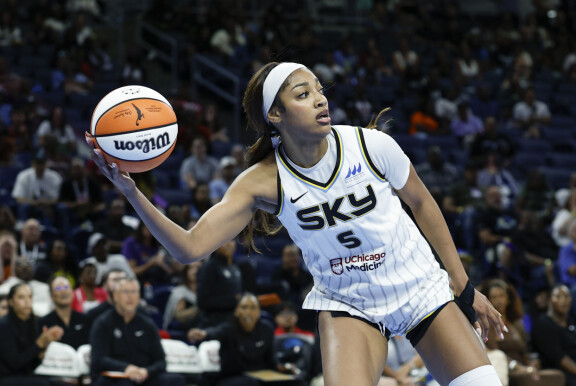 Angel Reese edustaa Chicago Skyta.