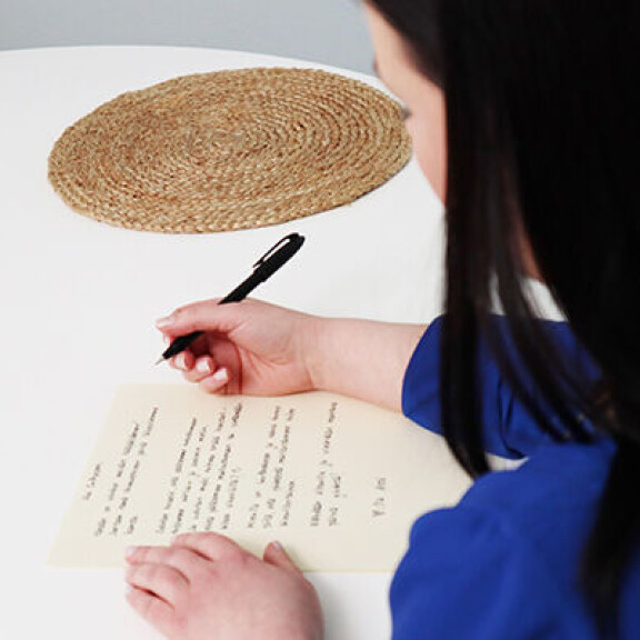 Ensimmäisessä jaksossa osallistujat kirjoittavat kirjeen tulelvalle puolisolleen. Ensitreffit alttarilla 2022