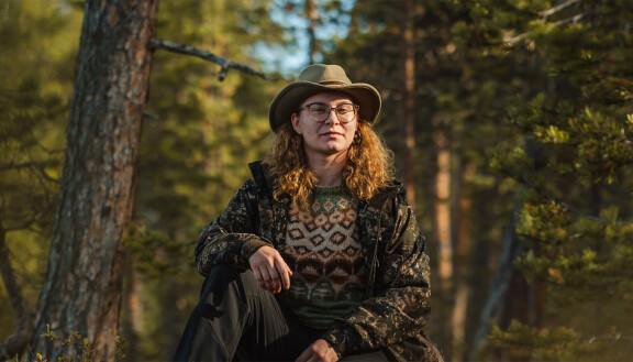 Eräoppaan rakentama lautta pettää alta. Alone Suomi: Petra