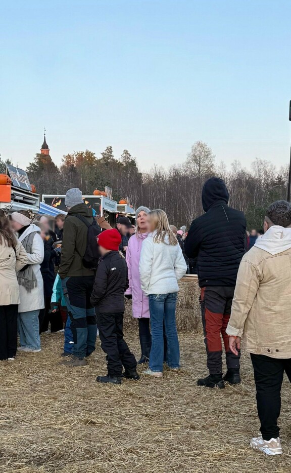 Lukijan mukaan Vapun Teemu-rakas oli hetkittäin puhelimessa, mutta palasi ruotuun jonottamaan, kun puheli oli saatu alta pois.