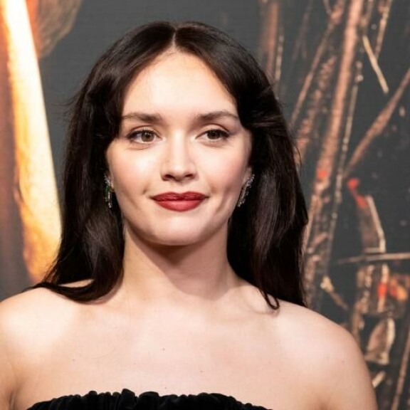 Brittiläinen Emily Carey on ollut toistaiseksi suhteellisen tuntematon nimi, vaikka hänenkin repertuaaristaan löytyykin jonkin verran tv- ja elokuvarooleja. House of the Dragon