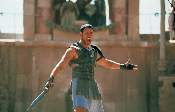 Archie kertoi heti Erikoisjoukkojen alussa, että tykkää katsella Gladiaattoria uudestaan ja uudestaan ja ilmoitti tykkäävänsä Russell Crowen Maximus Decimus Meridius -nimisestä hahmosta.