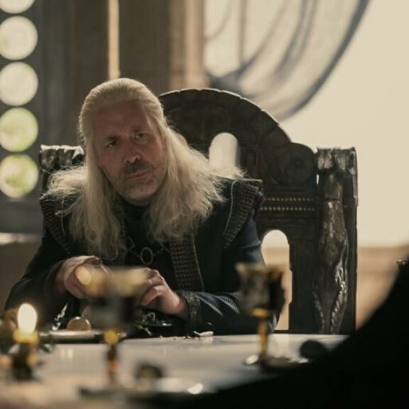 Kuningas Viserys kamppailee vaimonsa ja poikansa kuoleman kanssa, ja samalla hänen luotettujensa usko häneen horjuu. Lisäksi Viserys painii terveysongelmien kanssa. Kuninkaan kohtalo ei vaikuta liian valoisalta. House of the Dragon
