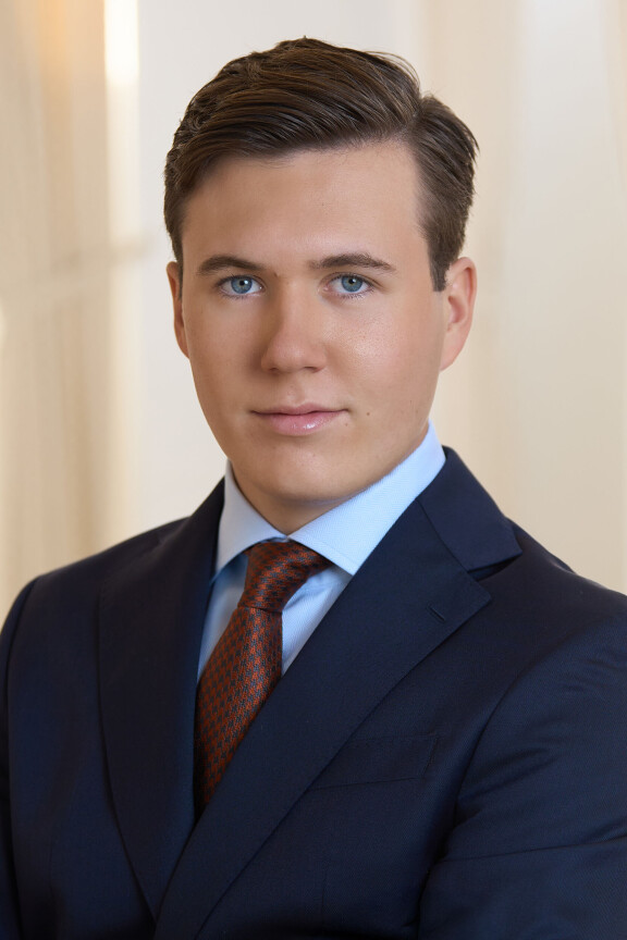 Christian poseeraa potreteissaan hyvin rypyttömänä.