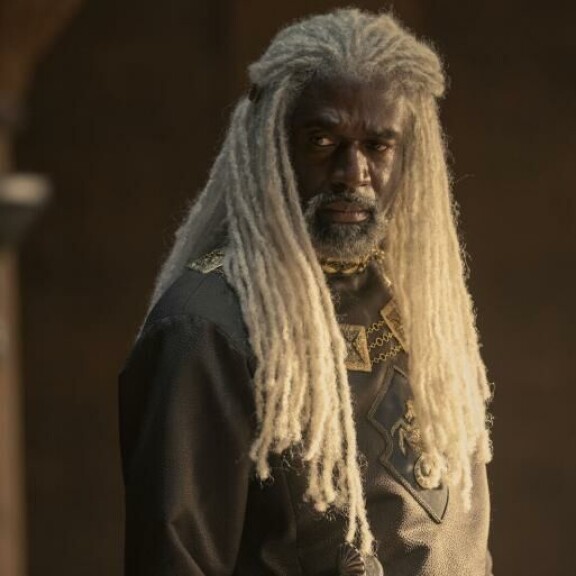 Corlys Velaryon, eli 'Sea Snake' katkeroituu House of the Dragonin toisessa jaksossa, kun kuningas Viserys ei haluakaan naida hänen 12-vuotiasta tytärtään. Liittoumat alkavat rakoilla ja valheiden verkko tiivistyä. House of the Dragon