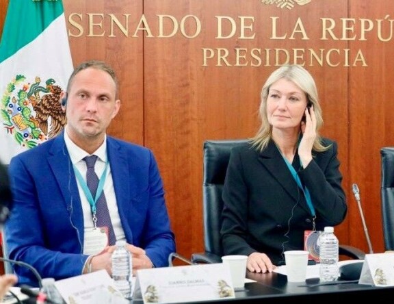 Yiannis ja Maria työmatkalla Meksikon parlamentissa.