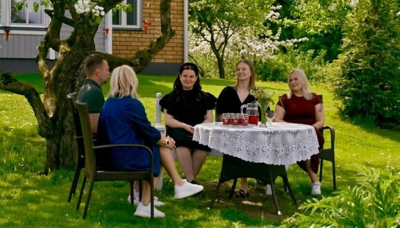 Perttu kertoo päätöksensä morsianehdokkailleen. Maajussille morsian: Perttu, Vappu Pimiä, Emilia, Aada ja Anniina.