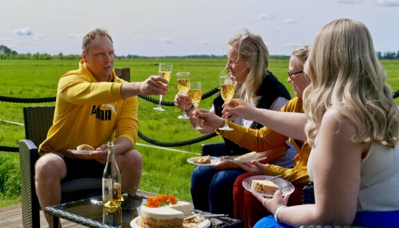 Matti kippisteli farmiviikon alussa Marikan, Suvin ja Jennan kanssa. Maajussille morsian: Matti, Marika, Suvi ja Jenna.