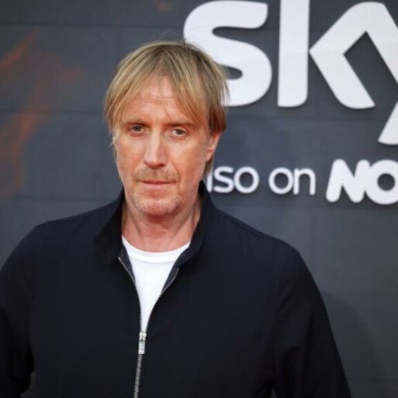 Rhys Ifans on sarjan suurimpia tähtiä. Hänet on nähty lukuisissa Hollywood-elokuvissa aina Spider-Manista Notting Hilliin. House of the Dragon