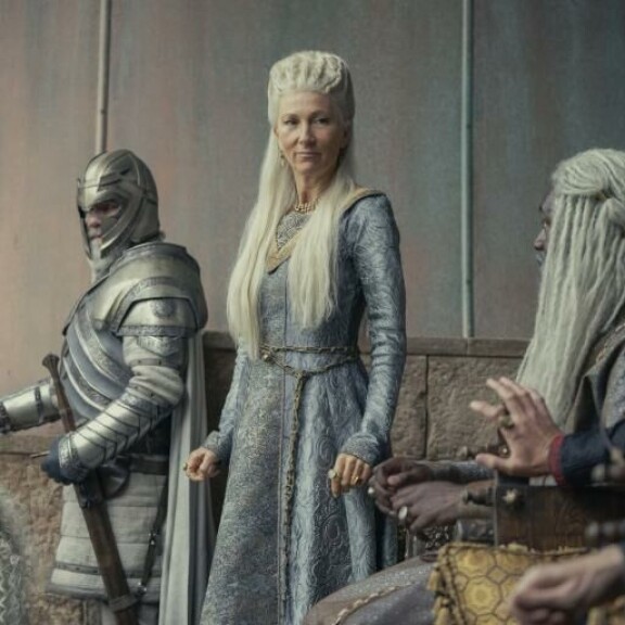 Rhaenys on Corlyksen, eli 'Sea Snaken' vaimo, ja 'kuningatar, jota ei koskaan ollut'. Hänen katkeruutensa muistuttaa Game of Thronesista tutun Cersein katkeruutta, kuitenkin sillä erotuksella, että Cersei oli kuningatar. House of the Dragon