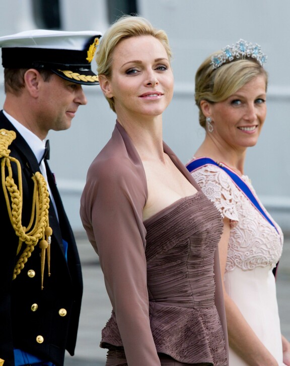 Charlenen ja Sophien kemia näkyy. Tässä rouvien tyylinäyte vuodelta 2013, jolloin he olivat Tukholmassa prinsessa Madeleinen ja Chris O'Neillin häissä. Takana seuraa prinssi Edward.