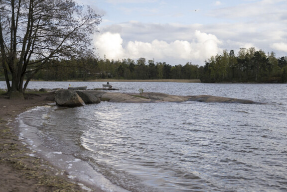 Kivinokan uimaranta sijaitsee noin parin kilometrin päässä Herttoniemen ja Kulosaaren metropysäkeistä.