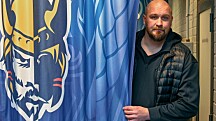 Seiska paljastaa! SM-liigan päävalmentaja asuu karuissa oloissa – ikävöi perhettään