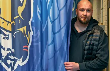 Seiska paljastaa! SM-liigan päävalmentaja asuu karuissa oloissa – ikävöi perhettään