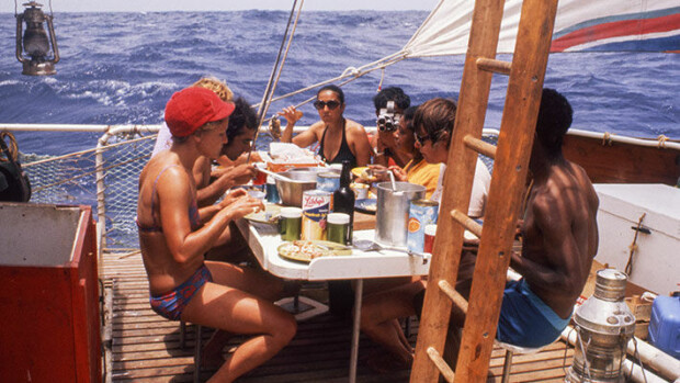 Dokumentti: Seksilautta oli yksi erikoisimmista ihmiskokeista – naimisissa olevat suljettiin kolmeksi kuukaudeksi keskelle Atlanttia sardiinipurkkia muistuttavaan veneeseen Acali -ihmiskoe lautalla