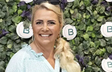Uutuuskirja: Kaisa Liski päätyi asumaan vessattomaan mökkiin – aistiharhoja ja tuhoajatuksia