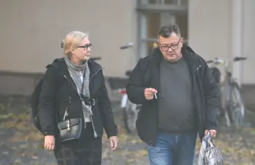 Salavideo paljastaa: Näin läheisissä väleissä Anneli Auer ja Jens Kukka viihtyivät oikeudenkäynnin tauolla!