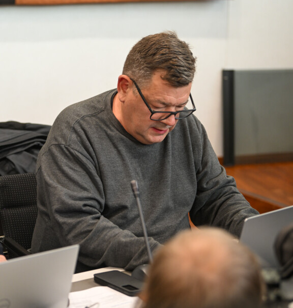 Jens keskittyi läppärinsä tutkailuun.