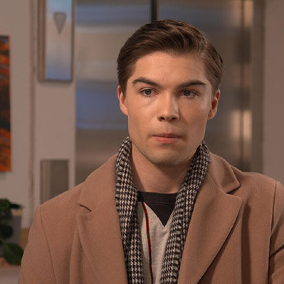Henrik seuraa sivusta neuvottomana, kun Noel kietoo Danielan pikkurillinsä ympärille. Salatut elämät jakso 4255