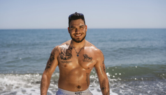 Carlos ja Inka viihtyvät toistensa seurassa. Temptation Island Suomi: Carlos vedessä.