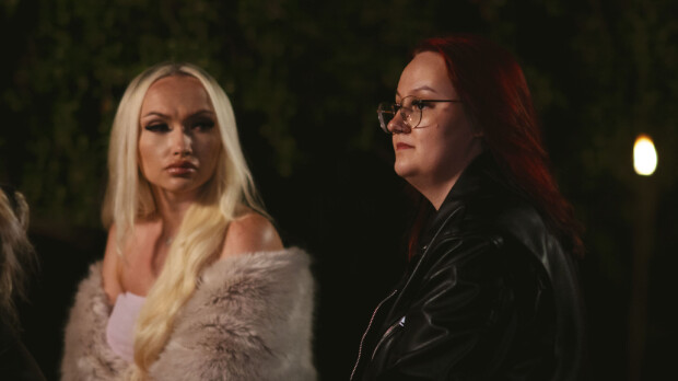 TIS-Julia näkee miehensä parittelun iltanuotiolla – näin hän reagoi Temptation Island Suomi: Julia ja Sanni iltanuotiolla.