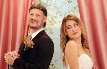 Ensitreffit alttarilla -brittiparilla kiihkeä häämatka Suomessa