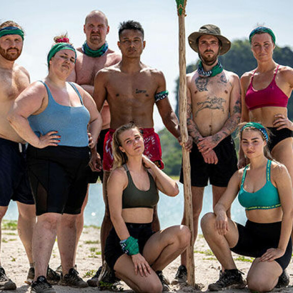 Jasmiina kuuluu tulokkaiden heimoon, johon kuuluvat myös Miss Suomi Essi Unkuri, artisti Leo Stillman, ex-jääkiekkoilija Sami Helenius, radiojuontaja ja Selviytyjät-fani Tommi Manninen, Salatuista elämistä tuttu Julia Korpinen, juontaja Heidi Suomi sekä kansainvälisesti mainetta niittänyt thainyrkkeilijä Pok Biil. Selviytyjät